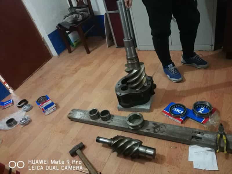 螺杆機軸（zhóu）承更換中